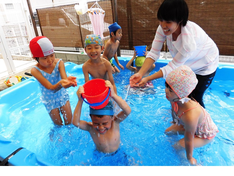 様々な工夫をしながら、子どもと一緒に遊びを作って夏のプール遊びを楽しんでいます。
