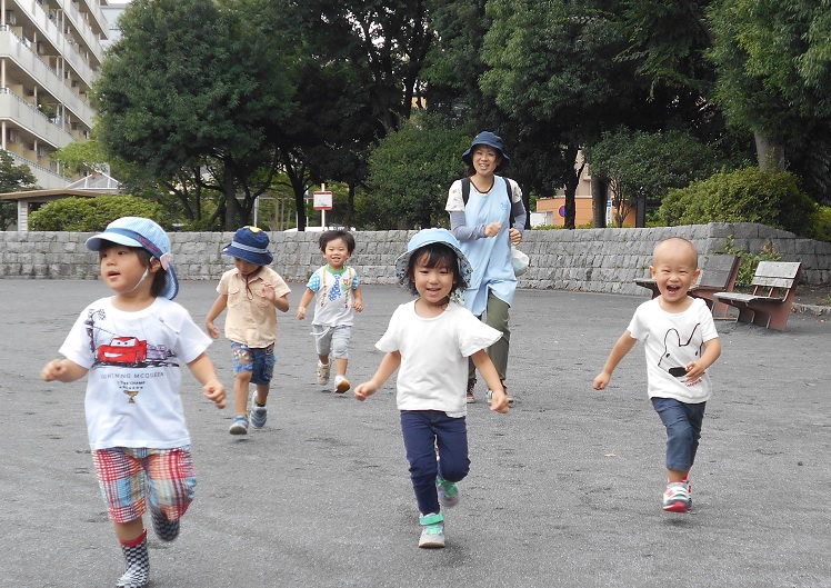 どのクラスも近くの公園まで行ってたくさん身体を動かして遊びます。