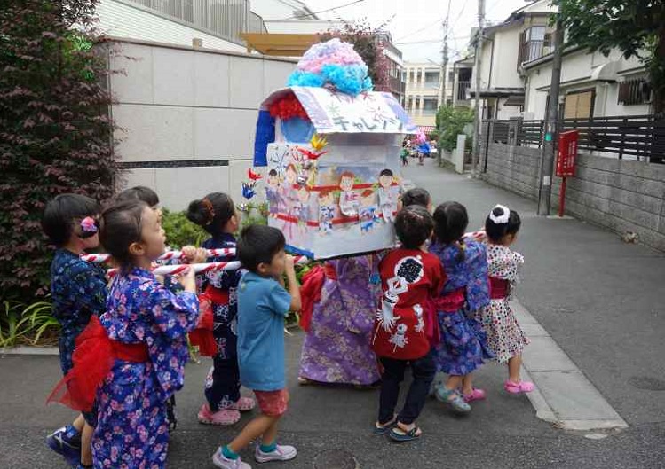 獅子舞など日本の伝統行事を見たり、季節に合った集いを行っています。