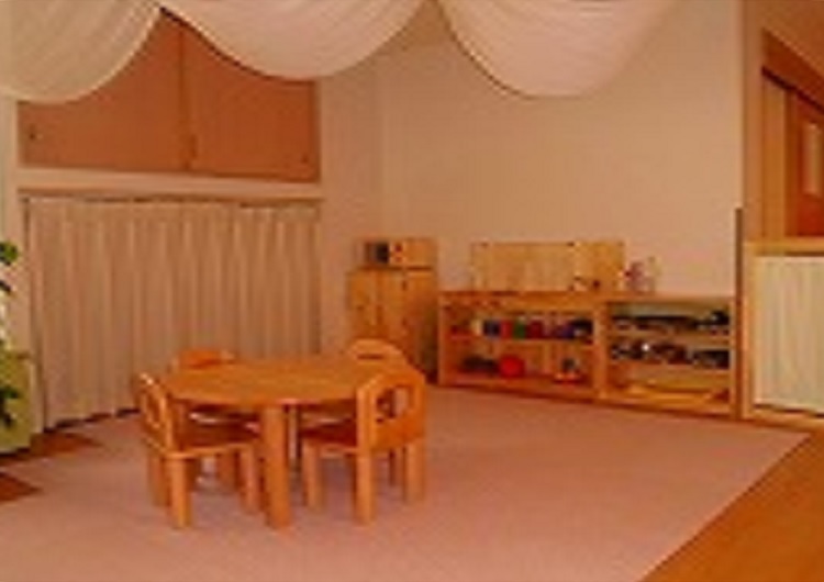 木目調の家具、木の玩具などを取り入れ、温かく落ち着いた雰囲気で 過ごせる環境を整えています。