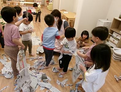 新聞びりびりで遊んじゃおう！(幼児クラス)