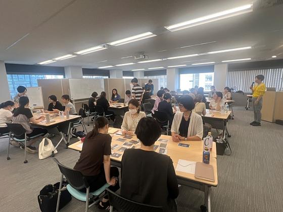 今回は、7月に実施した「対話型鑑賞ワークショップ」についてご紹介します。
                      
                      ベネッセの保育園では、職員一人ひとりが学びを深め、自身の保育や人との関わりについて考える機会として、さまざまな研修を実施しています。今回のワークショップでは、ベネッセアートサイト直島（BASN）の取り組みに触れながら、「対話型鑑賞」を体験しました。
                      
                      「対話型鑑賞」とは、アート作品を見ながら感じたことや気づいたことを参加者同士で共有し、それぞれの考えに耳を傾けながら対話を深めていく活動です。美術の知識や正解は必要ありません。大切なのは、自分の感じたことを言葉にし、相手の考えを受け止めることです。
                      
                      ワークショップでは、まずベネッセアートサイト直島（BASN）の取り組みについて講師からお話をうかがったあと、グループに別れ、ベネッセグループの経験豊富なファシリテーターのもと、対話型鑑賞を体験しました。
                      初めは、緊張した面持ちだった参加者も、対話型鑑賞が進につれ緊張がほぐれ、表情が和らぎ、対話型鑑賞を楽しんでいる様子が見られました。
                      同じ作品を見ていても、見えているものや感じることは人それぞれ。
                      「そんな見方があったのか」
                      「その発想は思いつかなかった」
                      といった発見が次々と生まれ、自分自身の考え方のクセや固定観念に気づく機会になっているようでした。
                      多様な視点に触れることで、物事をより柔軟に捉える大切さを実感する時間となっていました。
                      
                      体験後の受講者の感想では、多くの参加者が「正解を求めない姿勢」や「対話の重要性」を学びとして挙げました。
                      相手の意見を否定せず受け止めることで安心して発言できる雰囲気が生まれ、自分らしく考えを表現することができます。
                      「子どもの思いや考えをもっと深く聞いてみたい」「子どもの視線の先を一緒に見てみたい」「職員同士でも互いの考えを受け止めながら対話していきたい」など、日々の保育に活かしていきたいという声や、園内研修や職員会議で今回の学びを共有したいという声も多く、学びが各園へ広がっていくことが期待されます。
                      
                      ベネッセの保育園では、保育の知識や技術だけでなく、一人ひとりが自分自身と向き合い、他者を理解する力を育む学びも大切にしています。
                      これからも職員同士が学び合い、対話を通して成長できる機会を積極的に提供していきます。