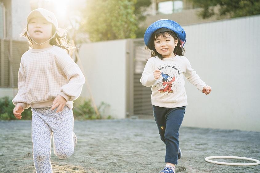園庭ではめいっぱい駆け回って遊べます。