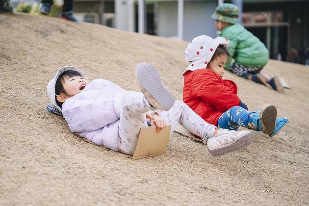 園の隣の原っぱには傾斜があります。