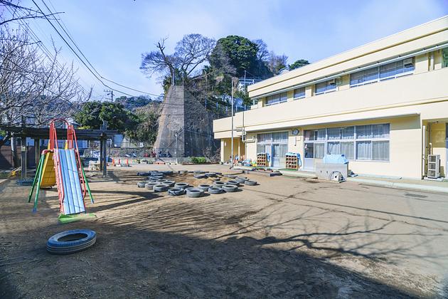 こどもたちが思い切り遊べる広い園庭