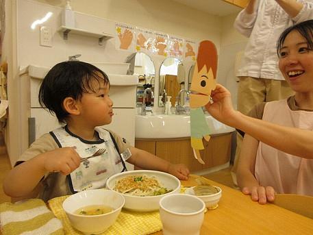 食育活動～かみかみごっくんちゃん登場～