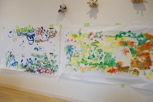 親子で絵の具に触れてみよう