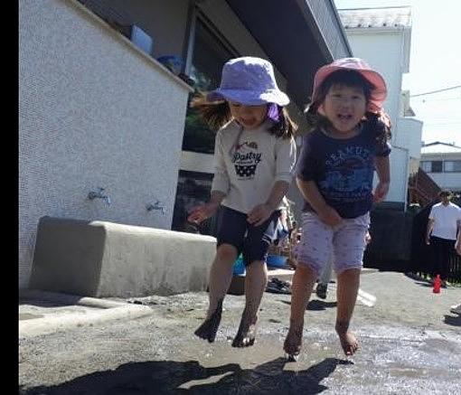 小さいながら裸足でも存分に遊べる園庭。雑草も活かして、身近な季節の自然に触れられるようにしています。