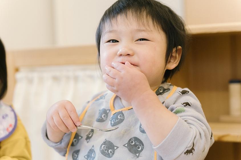 給食は園内で専門スタッフが調理します。おだしをきかせた薄味調味です。