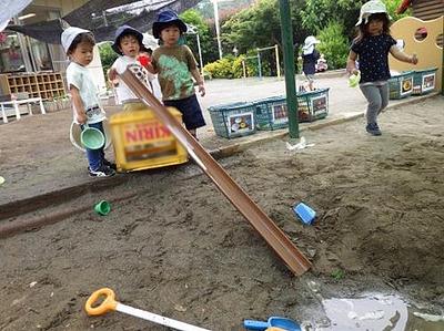 園庭には魅力がいっぱい（2歳児）