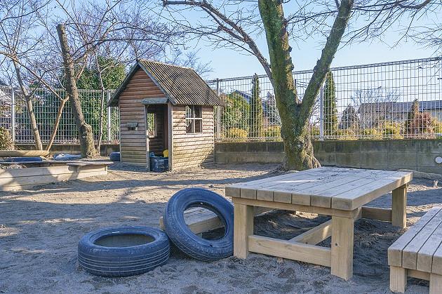 園庭には小屋やテーブルセットも