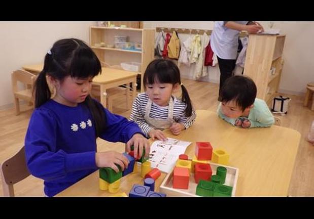積み木遊びに真剣！