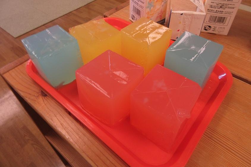 色々な物に触れてみよう(感触遊び)