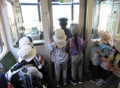 でんしゃにのってうみへいったよ