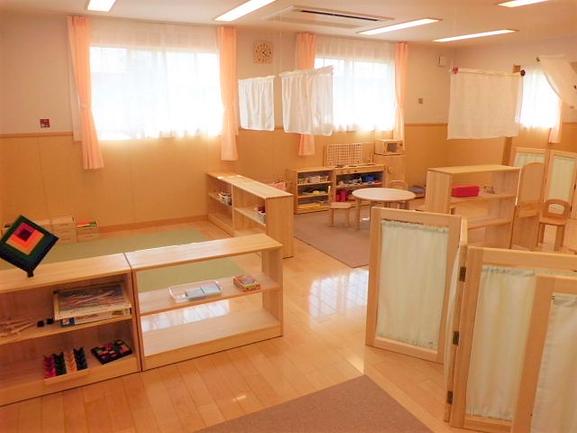住宅街の中にあるおうちのような保育園