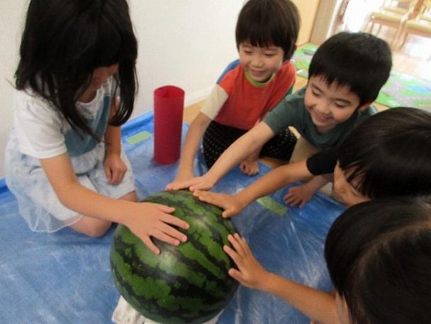 夏はすいか割り、プール開きの始まり