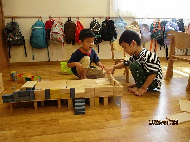 キンダー（幼児クラス）虹組　室内の遊び