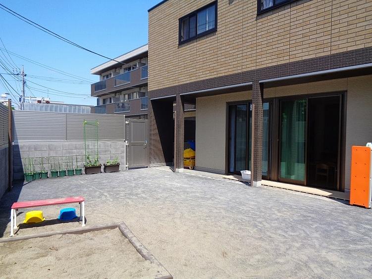 日当たりの良い園庭でめいっぱい体を動かせます。