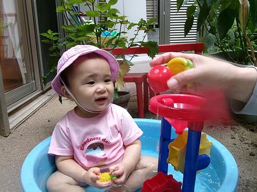 初めての水遊び
