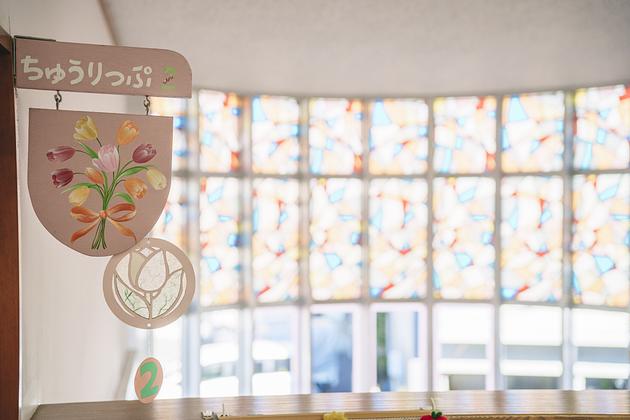 園には大きなステンドグラスが。