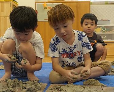 土粘土の感触を楽しもう！