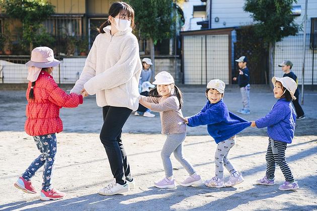 広い園庭でたっぷり遊びましょう