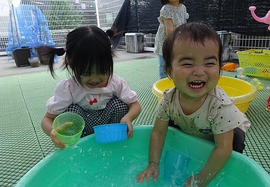 夏は屋上で水遊び！
