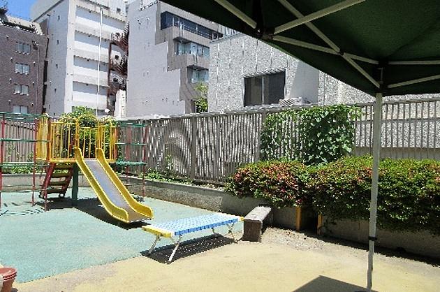 屋上園庭は広くて、のびのびと様々な体験ができます。