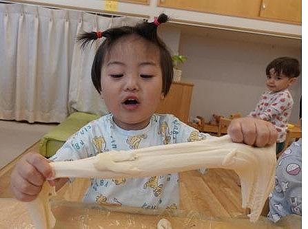 小麦粘土の感触を楽しみながら保育者と一緒に表現することを楽しもう！