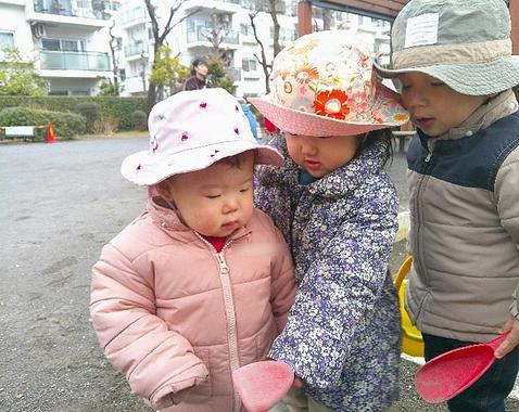 ０、１歳児 合同散歩