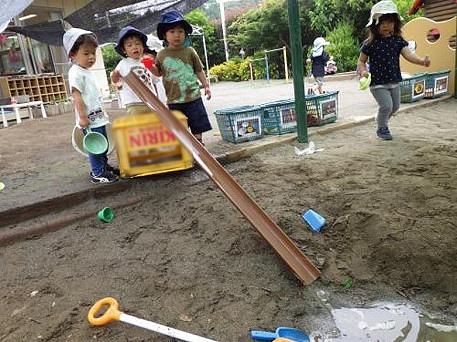 園庭には魅力がいっぱい（2歳児）