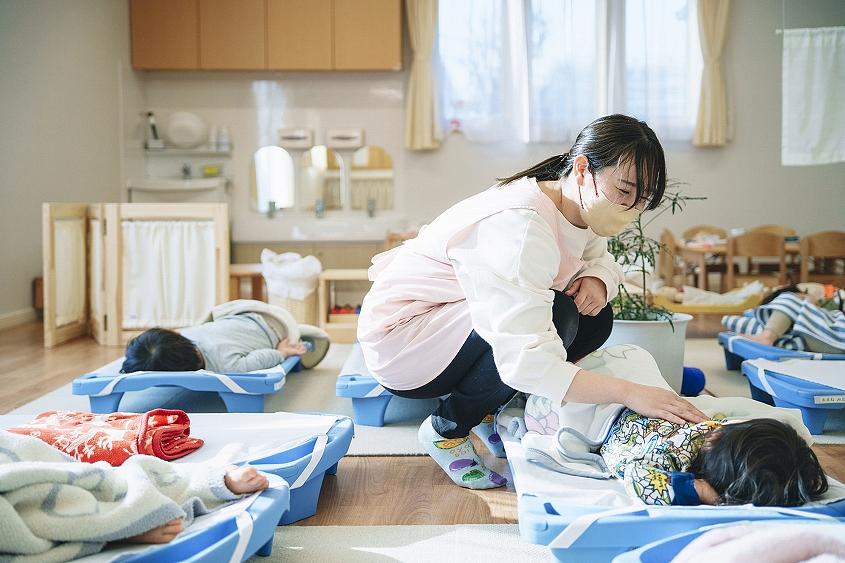 お昼寝にはコットを使用しています。