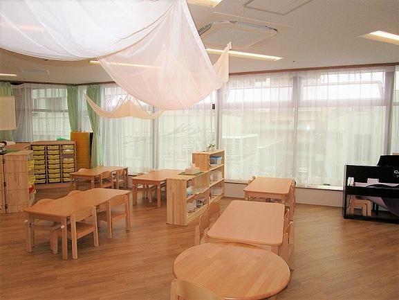 タワーマンションの3階にある園です。