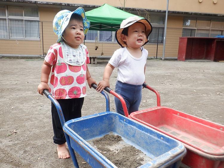 広い園庭には、こどもたちと作った築山があります。