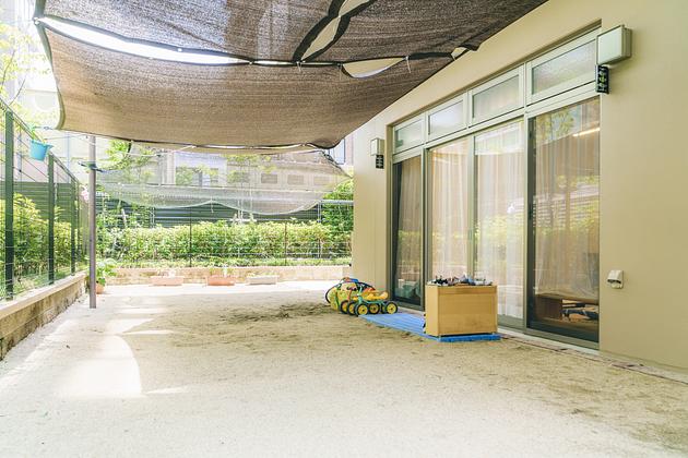 緑豊かな園庭では植物や昆虫など、四季折々の季節を感じながら遊べます。　