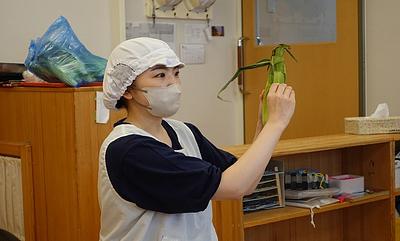 食育「とうもろこしの皮むきをしたよ！」