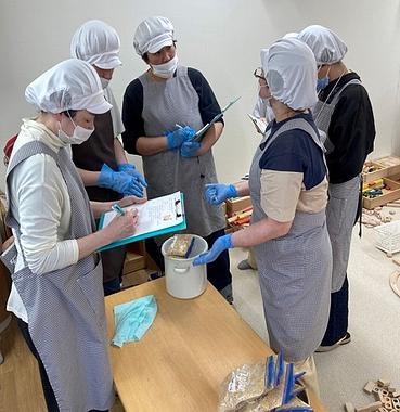 給食スタッフも一緒にみそ作り体験