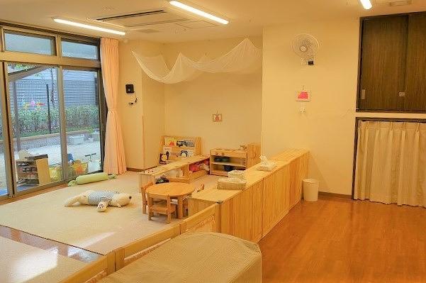 こどもたちが安心してのびのび過ごす保育室