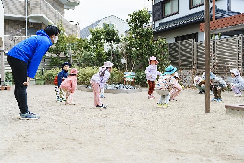 駆けまわったりボール遊びをしたり、園庭の使い方は色々です。