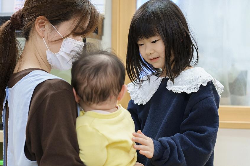 異年齢のかかわりから、お互いを慈しみ、尊敬しあう気持ちが芽生えます。