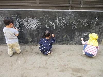 園庭のアートタイム