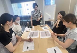 ≪受講者の声≫
                      🎈同じ作品を見ていても一人ひとり捉え方が異なり、自分にはない視点にたくさん出会うことができました。
                      🎈「正解がない」という安心感があり、自分の感じたことを率直に話すことができました。
                      🎈子どもとの関わりの中でも、すぐに答えを求めるのではなく、「なぜそう思ったの？」と対話を深めていきたいと思いました。
                      🎈相手の意見を否定せず受け止めることの大切さを改めて実感しました。職員同士のコミュニケーションにも活かしていきたいです。
                      
                      
                      ベネッセの保育園では、今回のようなベネッセグループの連携を活かした研修も実施しています。
                      ぜひ一緒にベネッセの保育園で働く仲間となり、多様な学びや対話を楽しみながら成長してみませんか？