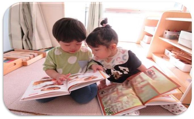 仲良く絵本を読む二人。