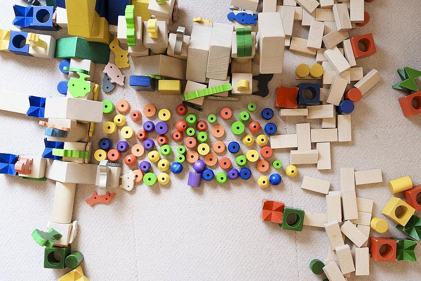 色や形がさまざまな積み木は、こどもたちの想像力を養います。