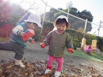 秋と冬をいっぱい感じた自然物遊び（0歳児マミークラス）