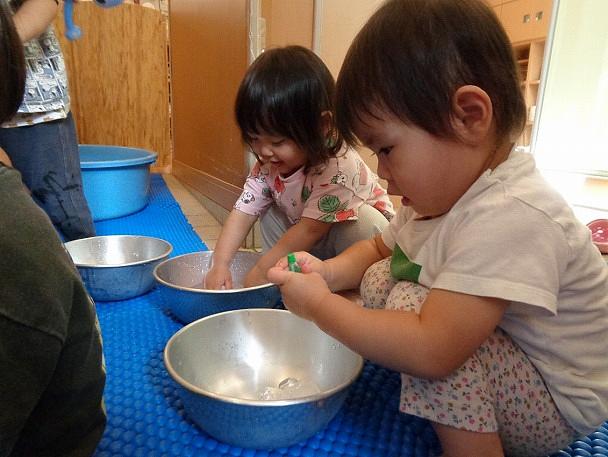 ひんやり冷たい氷遊び!