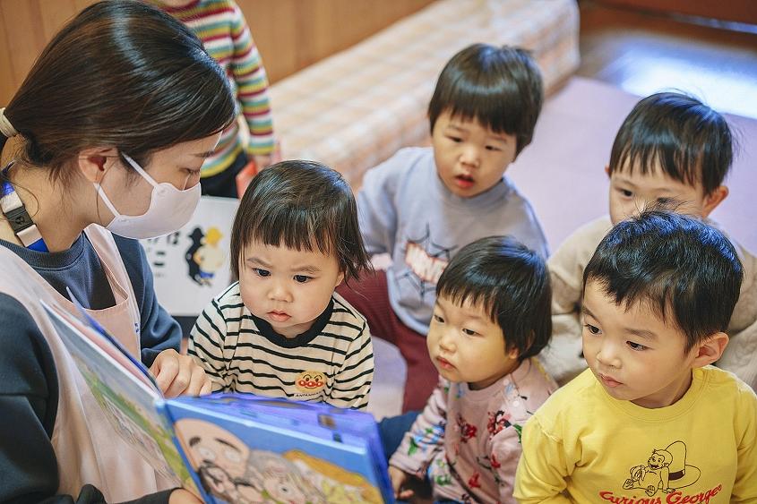 大好きな絵本に集中！