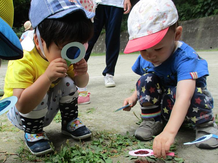 広い園庭を使って、こどもたちはいろいろな遊びを。
