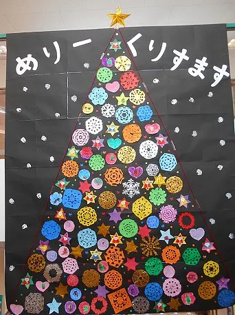 異年齢で作ったクリスマスツリー | ベネッセの保育園