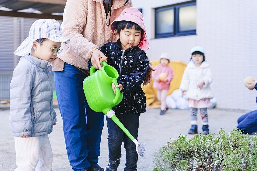 園庭での活動は体を動かすだけではなく、こんなシーンも見られます